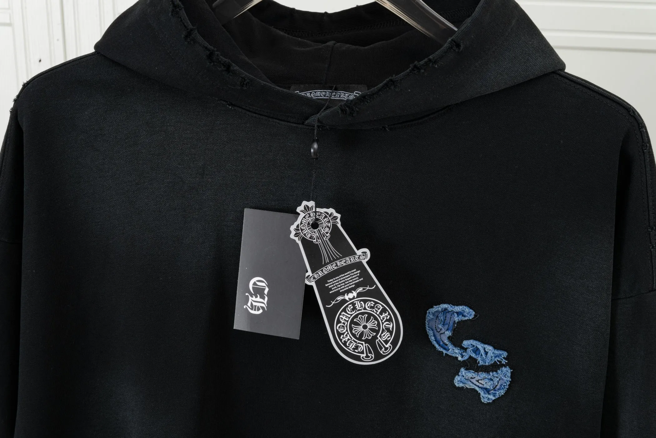 P310 CHROME HEARTS Hooded Sweatshirt - Size: XS, S, M, L - Color: Navy blue, white, black. Made of comfortable and skin-friendly fabrics, it feels unrestricted when worn. The details are finely crafted and the colors are harmonious. The back is embroidered with classic Crocodile heart elements, making it highly recognizable and trendy. Strictly controlled from material selection to production, it is a dazzling item that highlights personality and quality and interprets trendy attitude.